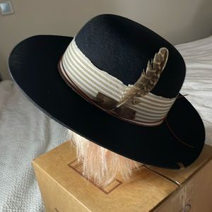 NWOT Black flat rim hat with feather detailing